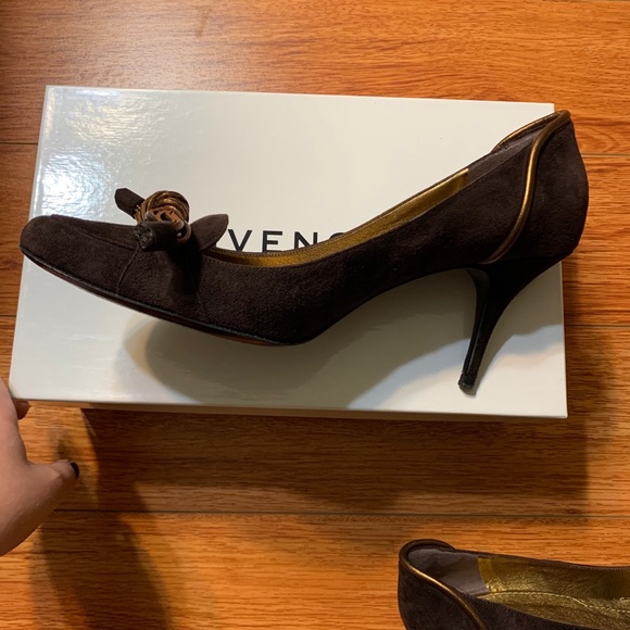 Authentic Givenchy Suede Pumps - Picture 6 of 10
